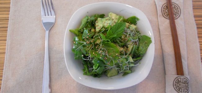 Insalata di rucola, germogli e spirulina