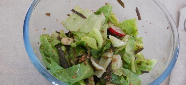 Insalata con mandorle e semi di sesamo