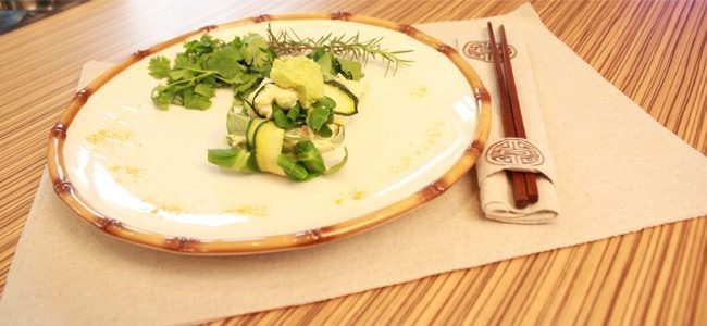 Involtini di zucchine con avocado e anacardi