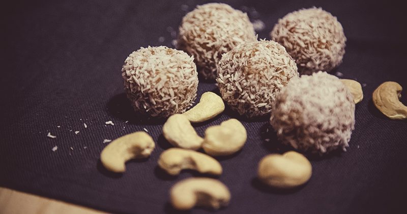 Palline dolci con anacardi e albicocche