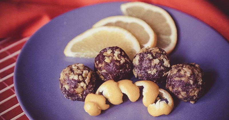 Palline dolci con carruba, datteri e arancia