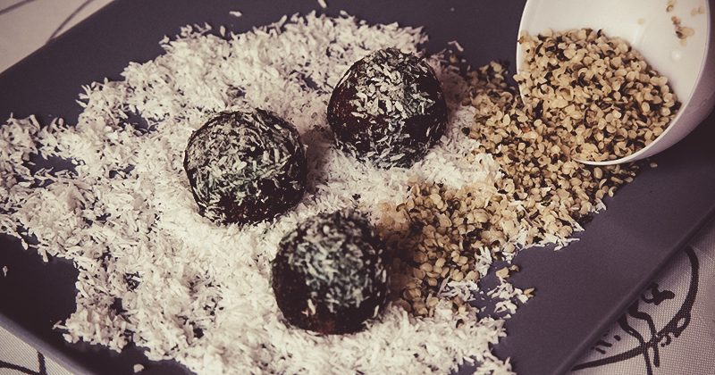 Palline dolci con canapa, cocco e chlorella