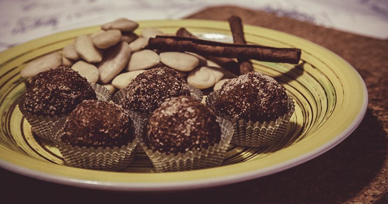 Palline dolci con mandorle e sciroppo di yacon