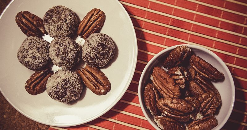 Palline dolci con datteri e noci pecan