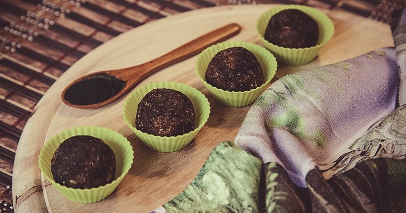 Palline dolci con açai, spirulina e cocco