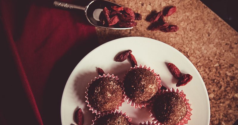 Palline dolci con uvetta e bacche di goji