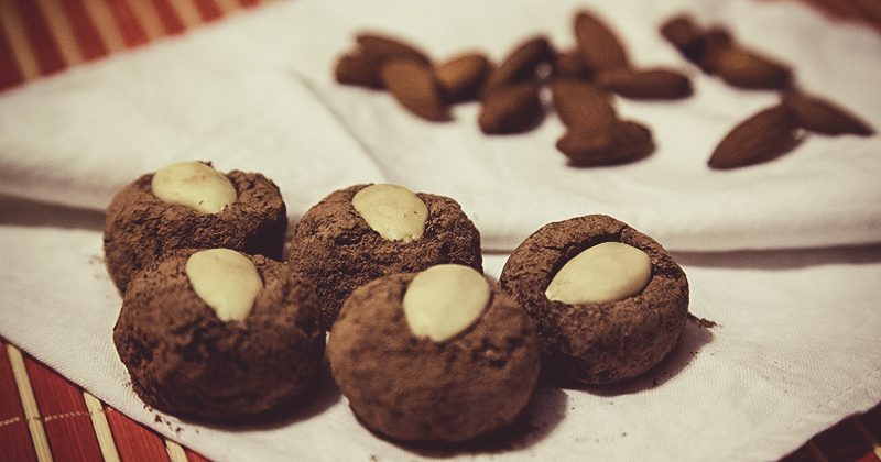 Palline dolci con cacao, mandorle e cocco