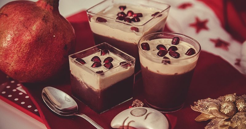 Bicchierini di gelatina al melograno e crema di anacardi