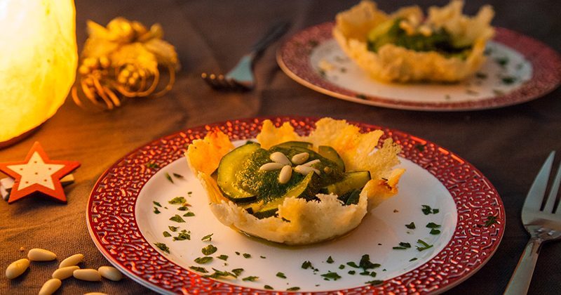 Cestini di parmigiano aromatico con zucchine, salsa verde e pinoli