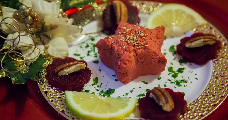 Hummus di ceci con barbabietola e noci pecan