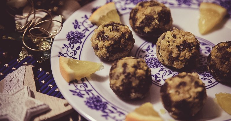 Palline crudiste con uvetta, cacao e arancia