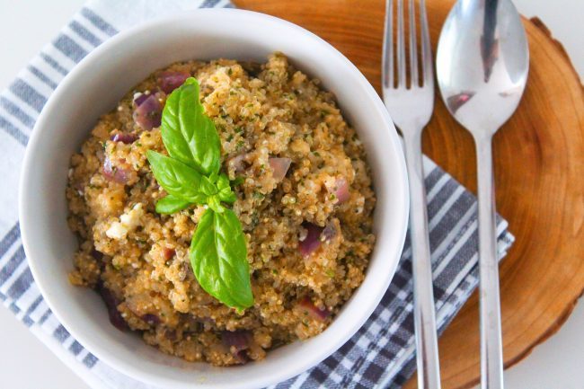 Quinoa con melanzane, pesto e feta